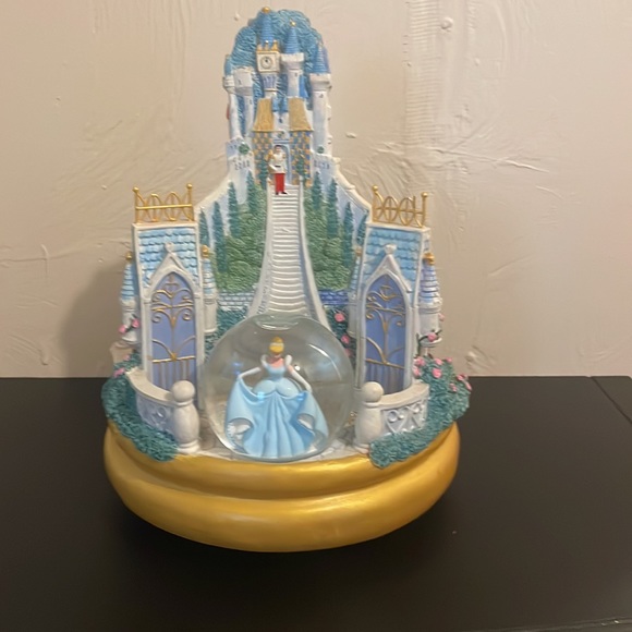 Disneyland Exclusive 3 in 1 Musical Snow Globe Aurora, Cinderella and Snow White - Picture 3 of 11